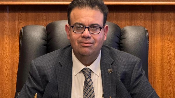 رئيس جامعة طنطا يهنىء عميد كلية الطب لاختياره طبيبا مثاليا لعام 2026