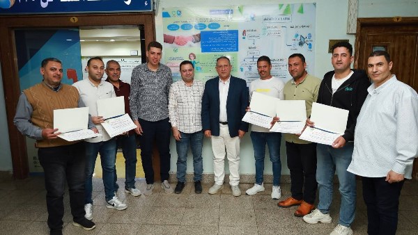 رئيس مياه الغربية يكرّم فريق الخط الساخن بعد الفوز بجائزة التميز