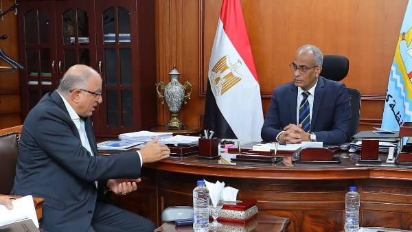 محافظ كفر الشيخ يبحث التوسع في مشروعات الغاز الطبيعي | صور