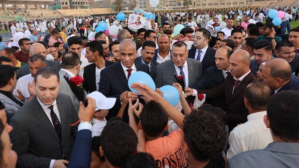 ابتهاجًا بفرحة العيد.. محافظ كفر الشيخ يوزع الهدايا على الأطفال| صور