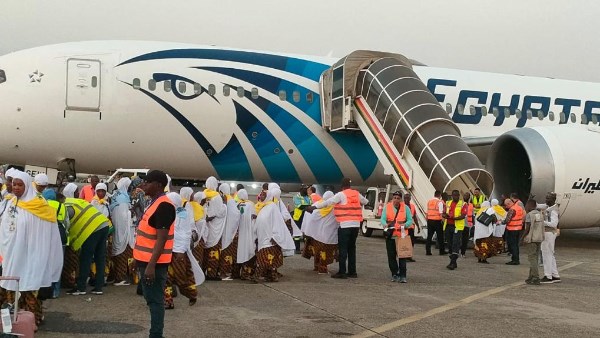 مصر للطيران تنقل حجاج دول غينيا كوناكري ومالي وفلسطين إلى الأراضي المقدسة| صور