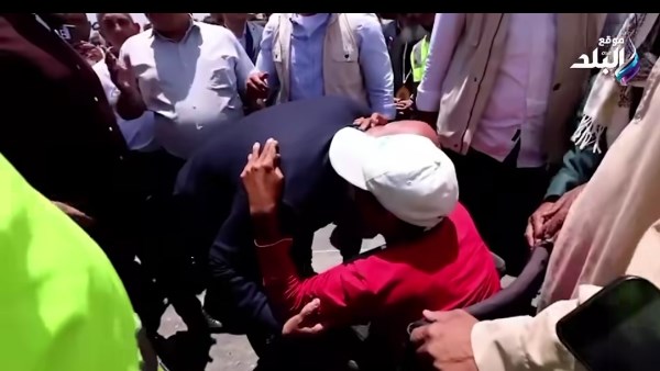 وزير النقل يحتضن شابًا من ذوي الهمم خلال افتتاح كوبري أبوشوشة بقنا| فيديو