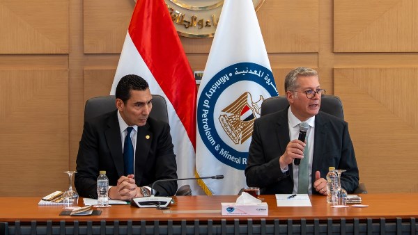 وزيرا البترول والثروة المعدنية والشباب والرياضة يعقدان مائدة مستديرة لتمكين الكوادر الشابة بقطاع الطاقة