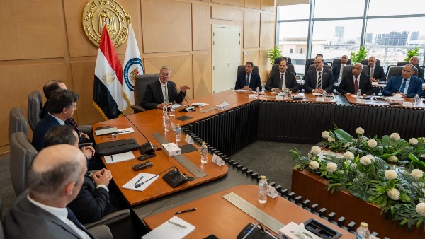 وزير البترول خلال لقائه مع شركاء الاستثمار 