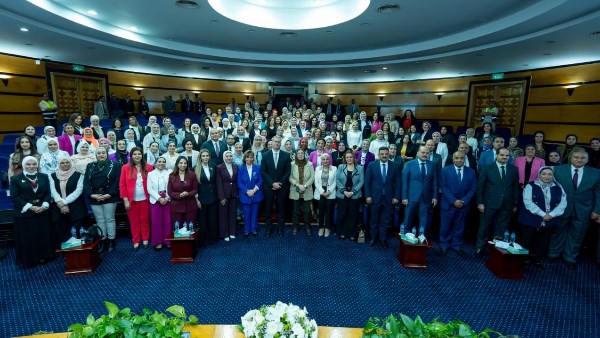 صورة تذكارية لوزير البترول مع الحضور