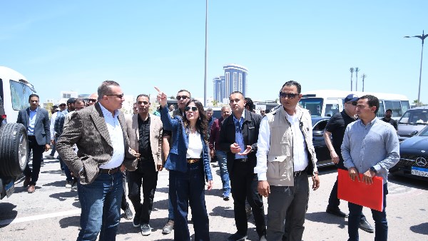 وزير الاسكان خلال الجولة
