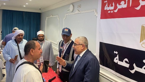 رئيس البعثة الرسمية للحج مع حجاج القرعة