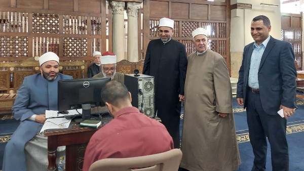 صليت قبل الاذان بلحظات ثم فوجئت بانطلاق الآذان فهل أعيد الصلاة؟.. أمين الفتوى يجيب
