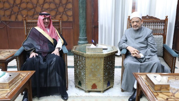 شيخ الأزهر يستقبل السفير السعودي.. ويؤكد تقديره للمملكة لحسن الترتيبات لموسم الحج وخدمة الحجاج شيخ الأزهر يستقبل السفير السعودي.. ويؤكد تقديره للمملكة لحسن الترتيبات لموسم الحج وخدمة الحجاج