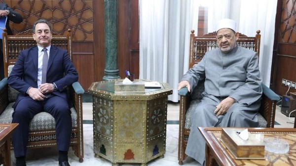 الإمام الأكبر للسفير الفرنسي: الأزهر تربطه علاقات قوية وروابط علمية وثقافية متينة مع بلادكم