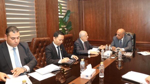 وزير الكهرباء يبحث مع «أميا باور» الإماراتية مستجدات تنفيذ مشروعات الطاقة المتجددة