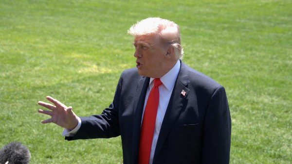 ترامب: لا يمكن السماح لإيران بامتلاك سلاحا نوويا لأنهم مجانين ترامب: لا يمكن السماح لإيران بامتلاك سلاحا نوويا لأنهم مجانين