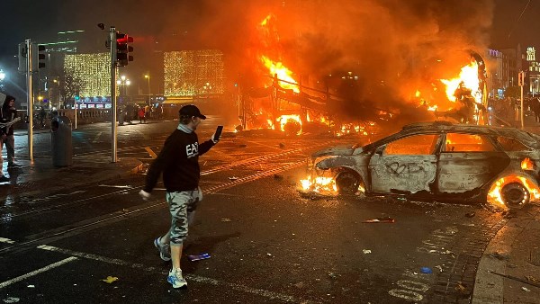  احتجاجات واسعة بعد وفاة رجل من أصول كونغولية في ايرلندا