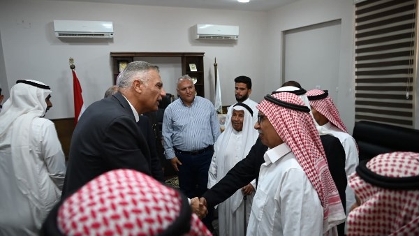 المحافظ خلال لقاء مشايخ دهب 