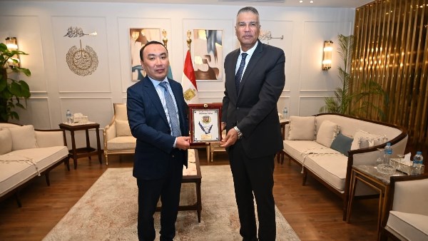 محافظ جنوب سيناء يبحث تعزيز التعاون السياحي والثقافي مع السفير الكازاخستاني
