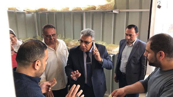 محافظ الدقهلية يتفقد منافذ بيع الخبز المدعم بمدينتي أجا والمنصورة