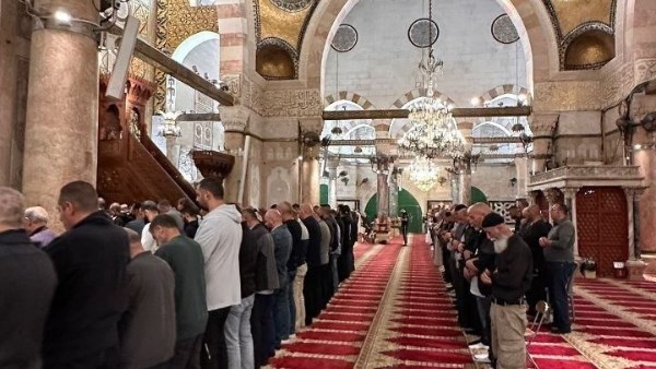 عاجل | الاحتلال يضيق على الفلسطينيين خلال صلاتهم الفجر بالمسجد الأقصى.. ويعتقل عددا منهم في الضفة #صدى_البلد 