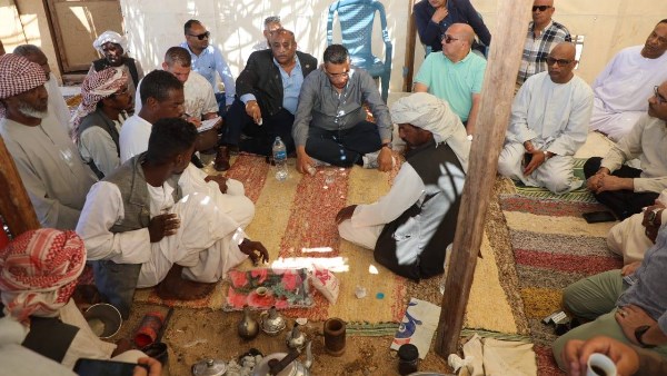 محافظ البحر الأحمر يلتقي أهالي حفافيت ويوجه بسرعة تلبية مطالبهم الأساسية