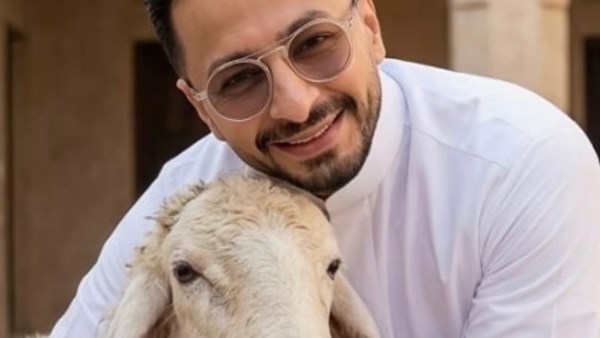 محتضنًا الخروف.. حمادة هلال يهنئ جمهوره بعيد الأضحى المبارك