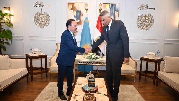 محافظ جنوب سيناء يبحث مع سفير كازاخستان تعزيز التعاون السياحي والثقافي بين الجانبين
