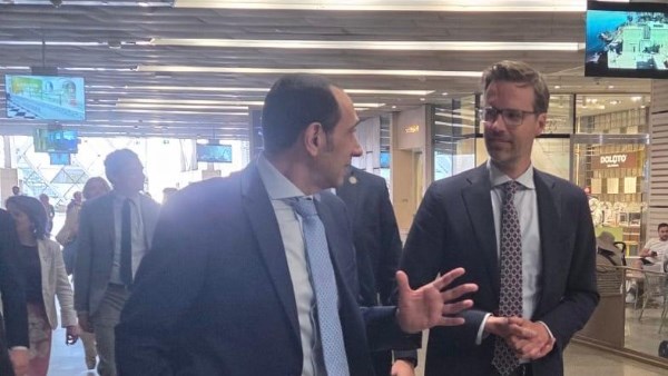 وزير التجارة الهولندي يزور المتحف المصري الكبير ويطلع على منظومة الإضاءة الذكية