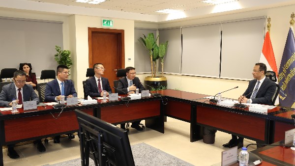 وزير الاتصالات يبحث مع مسئولي شركة هواوي Huawei تعزيز التعاون في مجال الاتصالات وزير الاتصالات يبحث مع مسئولي شركة هواوي Huawei تعزيز التعاون في مجال الاتصالات