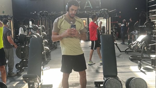 بعد الإصابة.. مصطفى شوبير يظهر في الجيم