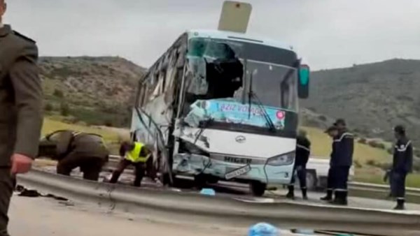 تونس.. وفاة رضيع وإصابة 50 آخرين في انقلاب حافلة قادمة من الجزائر