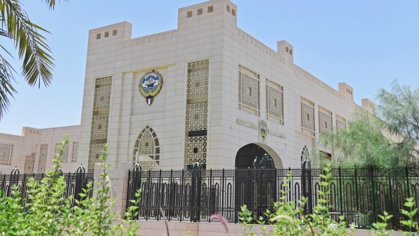 الكويت تدين استهداف سفينة تجارية في المياه الإقليمية لدولة قطر