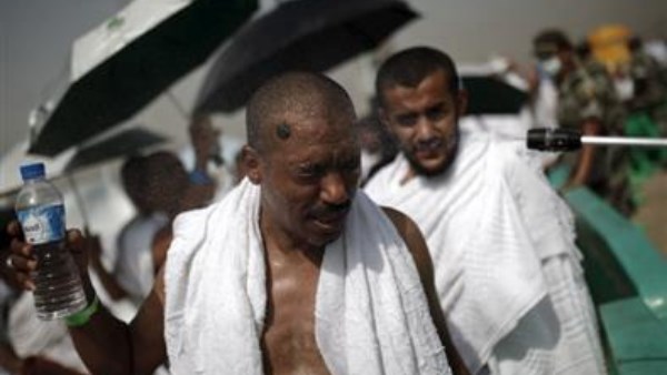 "الصحة السعودية" توصي ضيوف الرحمن باستخدام المظلات وشرب المياه باستمرار للوقاية من الإجهاد الحراري