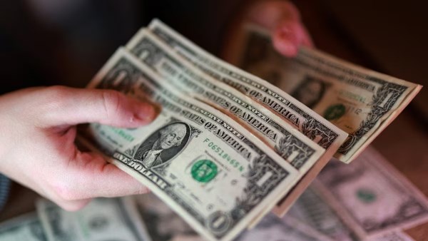 الدولار يعود للارتفاع وسط مخاوف تعثر مفاوضات السلام بين واشنطن وطهران