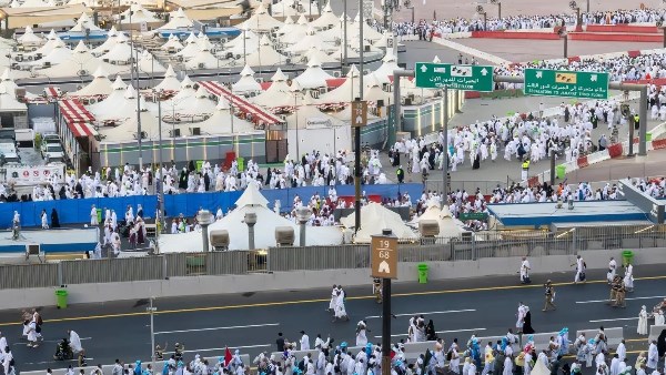 حجاج بيت الله الحرام يرمون جمرة العقبة يوم النحر