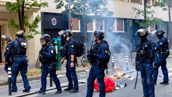 نيابة باريس: احتجاز 277 شخصًا ووفاة شاب على خلفية أعمال الشغب.. ووزير الداخلية يعلن 780 حالة توقيف