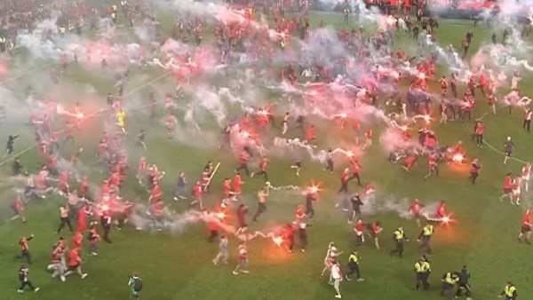 فوضى في نهاية موسم الدوري التشيكي.. إلغاء إعلان تتويج سلافيا براغا بعد اقتحام الجماهير للملعب