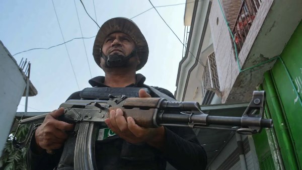 مقتل 12 شرطيا في هجوم بسيارة مفخخة شمال غرب باكستان