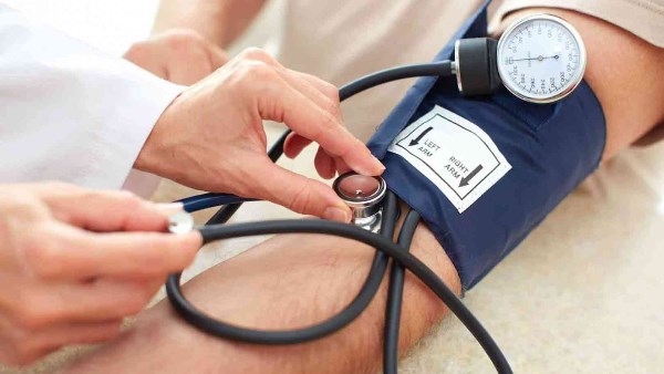 عادات خاطئة أثناء قياس ضغط الدم تؤدي لنتائج خاطئة.. إليك الطريقة الصحيحة
