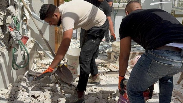 فلسطيني يهدم منزله