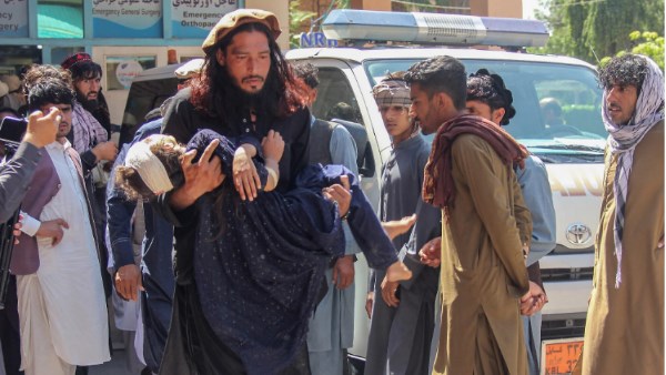 انقلاب شاحنة تقل لاجئين أفغان