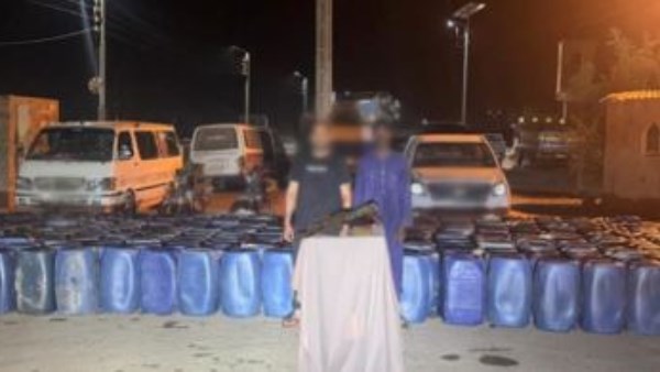 المتهمون وأمامهم المضبوطات 
