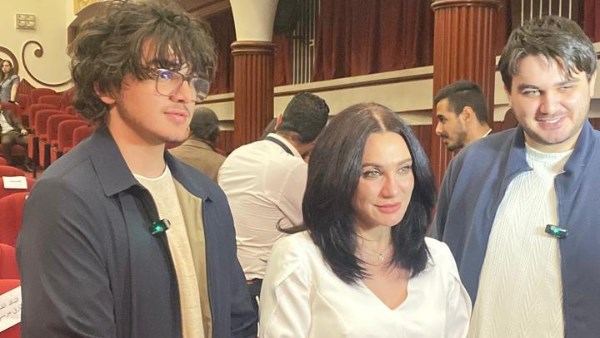 سولاف فواخرجي تتألق مع أبنائها و زوجها  في تكريمها بحفل ختام الدورة 74 من مهرجان المركز الكاثوليكي للسينما
