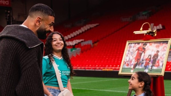 ظهور مفاجئ لمحمد صلاح في أنفيلد صحبة أسرته