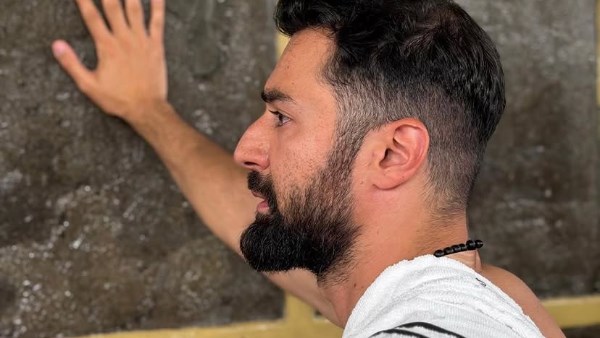 احمد حاتم يؤدي مناسك الحج 