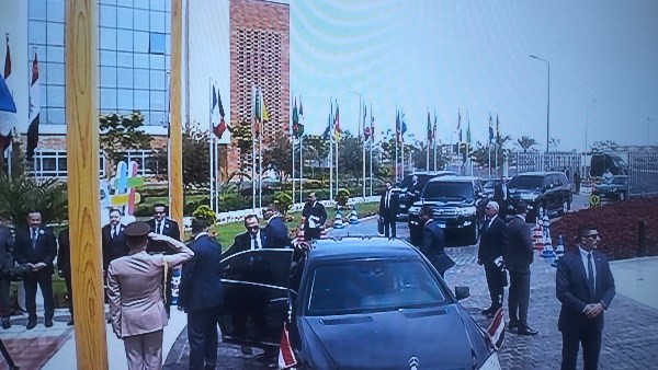 الرئيس السيسي يفتتح المقر الجديد لجامعة سنجور بحضور ماكرون| صور