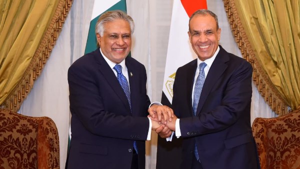 وزير الخارجية يستقبل نائب رئيس الوزراء ووزير خارجية باكستان