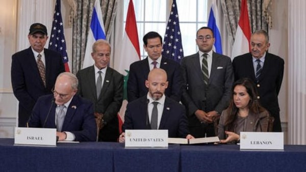السفير الإسرائيلي لدى واشنطن أثناء التوقيع على وقف إطلاق النار مع لبنان