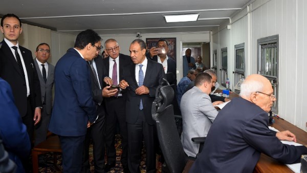 وزير الخارجية يتفقد سير العمل بمكتب تصديقات المريلاند