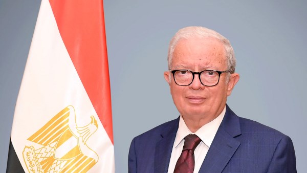 الدكتور حسين عيسى
