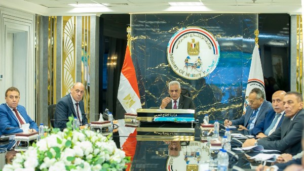 اجتماع بحضور وزير الدولة للإنتاج الحربي 