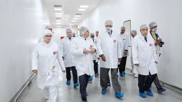 رئيس اريتريا خلال جولة بمصنع جيبتو فارما 