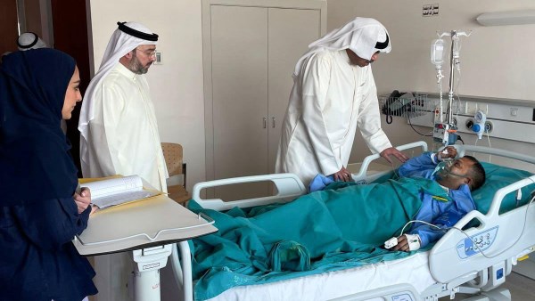 وزير الدفاع الكويتي يتفقد المصابين